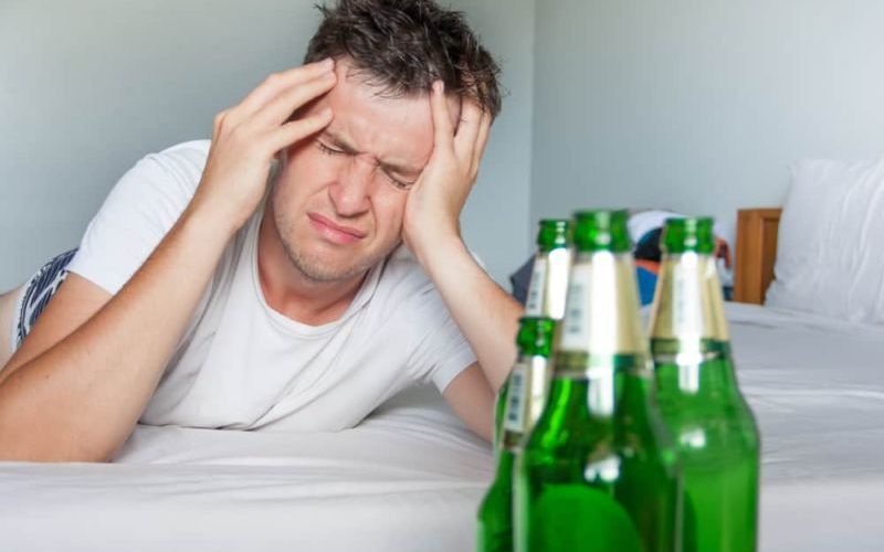 Mężczyzna na kacu - co na kaca - domowe-sposoby.pl