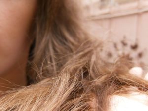 Domowe sposoby na suche włosy