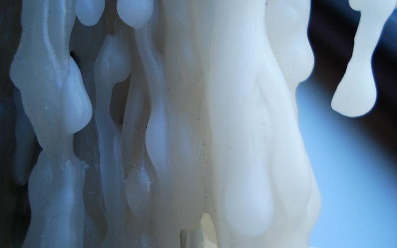 Jak usunąć plamy z wosku - domowe-sposoby.pl