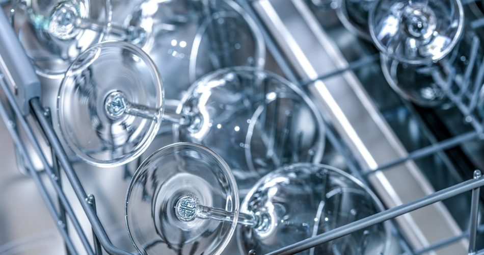 Czyste naczynia w zmywarce - jak czyścić zmywarkę - domowe-sposoby.pl