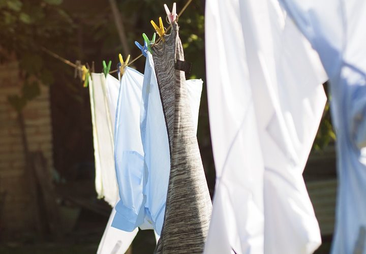 Żółte plamy pod pachami na ubraniach - jak usunąć - domowe-sposoby.pl