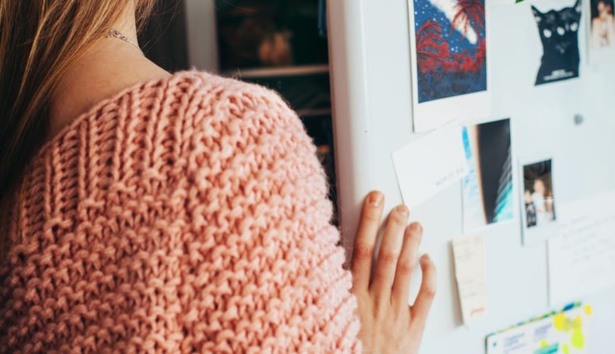 Dziewczyna zastanawiają się przy lodówce - transport lodówki