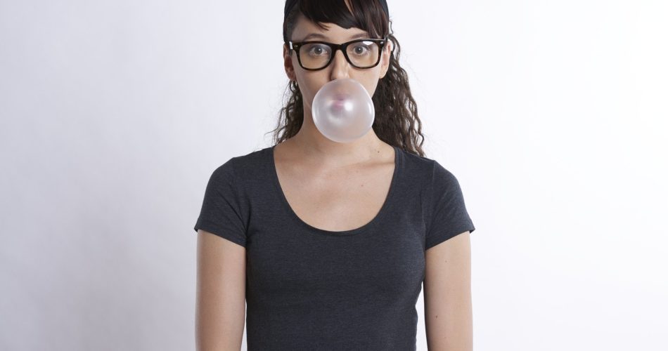 Guma do żucia na ubraniu