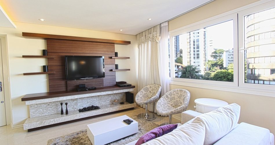 Wiszący telewizor na ścianie - na jakiej wysokości telewizor?