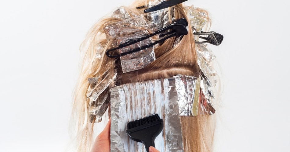 Czym i jak zmyć farbę do włosów ze skóry?